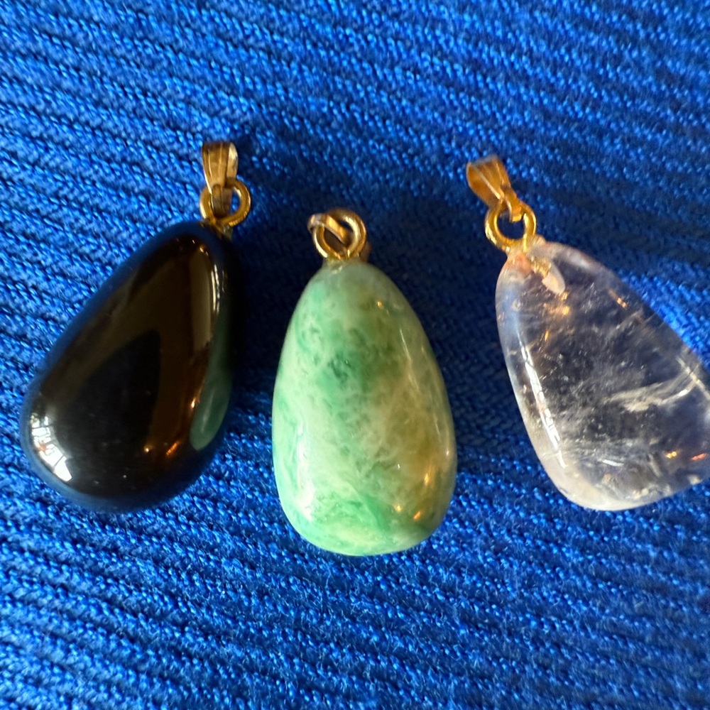 Elegant Gold and Sone Pendant Set